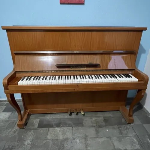 Piano acústico A Rosembaum 