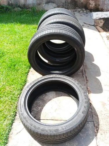 Pneus 215/45 R18 H XL Continental Premium Contact 6, 3un em bom estado