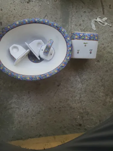 Conjunto antigo de cerâmica decorada 