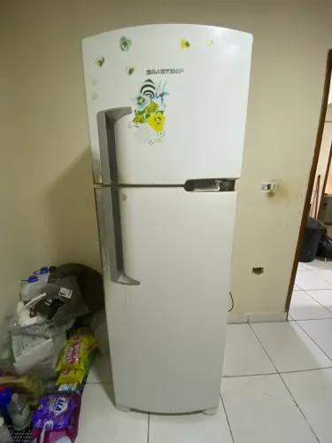 Geladeira gelando pouco em baixo porém nada que atrapalhe ótimo estado. Preço negociável  