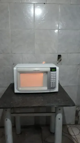 Microondas Electrolux 30 litros funcionando perfeitamente.