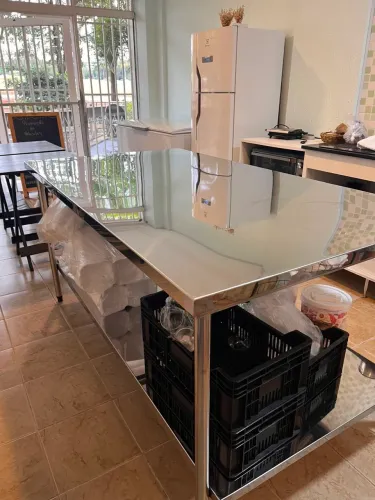 Mesa EM aço INOX BRILHANTE 2 METROS POR 1 DE PROFUNDIDADE DE 90 de altura.