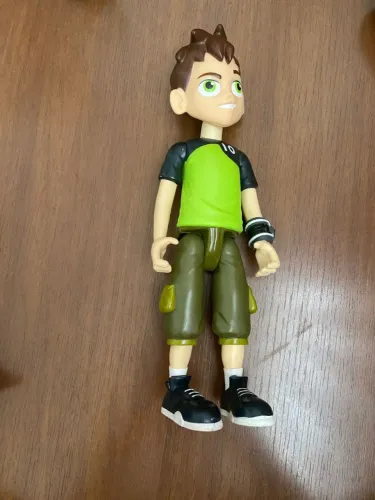 Bonecos Transformers e Ben 10