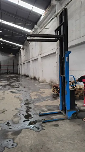 Empilhadeira semi elétrica