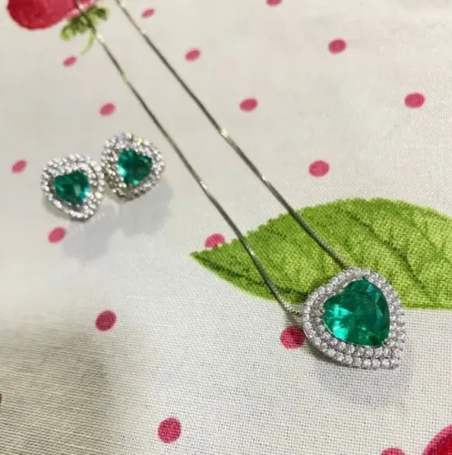 Conjunto de colar e brinco com zircônio verde