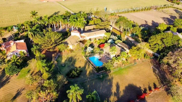 Linda Chácara à Venda em Holambra com Piscina, Campo de Futebol, Sauna e Casa de caseiro