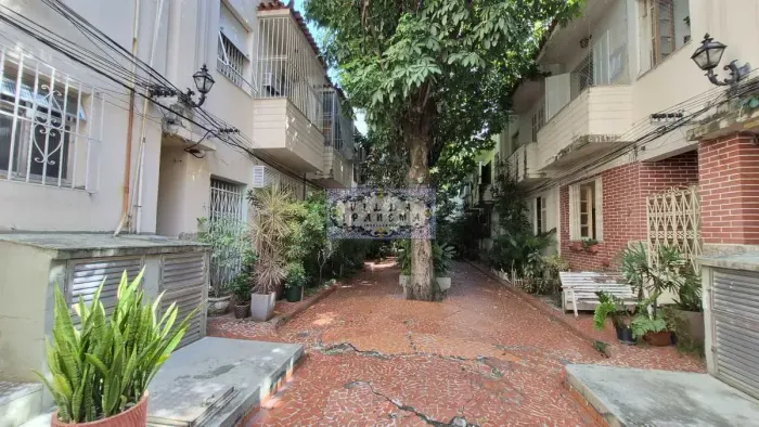TIJUCA MARQUÊS DE VALENÇA CHARMOSÍSSIMA CASA DE VILA REFORMADA 100M² ÁREA EXTERNA 3 QUARTO