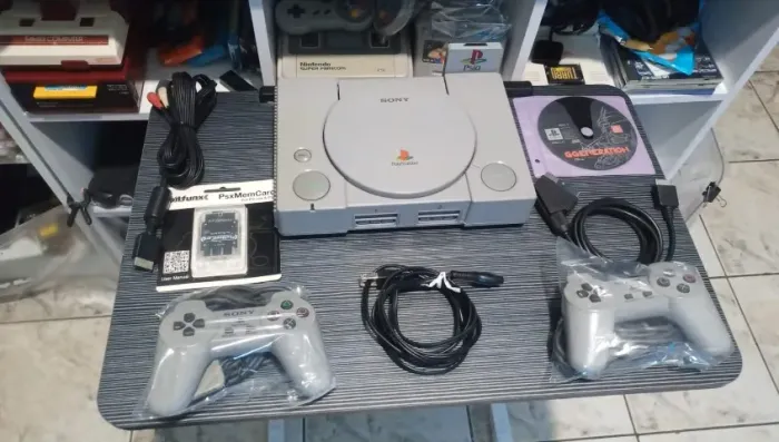 PlayStation 1 japonês, modelo SCPH 7000, equipado com o desejado PSIO com cartão de 128GB