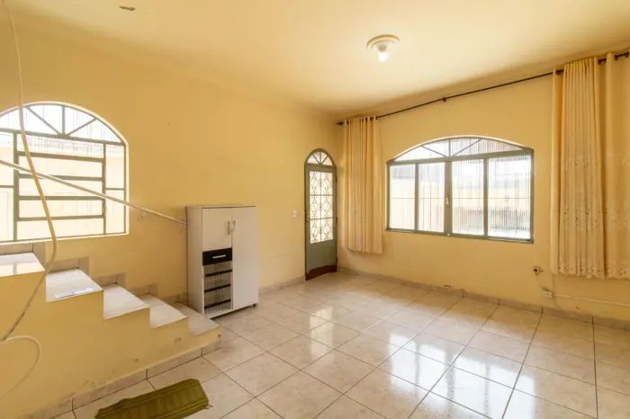 Casa com 3 Quarto(s) e 2 banheiro(s) para Alugar, 142 m² por R$ 2500 / Mês