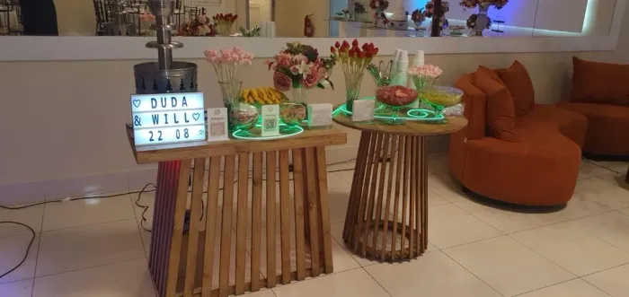 Conjunto com 2 Mesas de Festa Ripada Vazada em Madeira