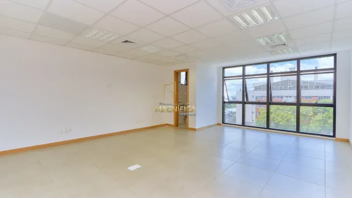 Sala comercial no BacacheriQue tal instalar sua empresa em um magnífico imóvel em Curitiba