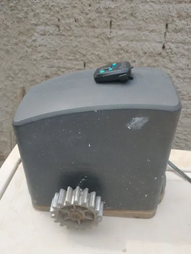 Vendo um motor de portão,1/4 sem trilho semi novo