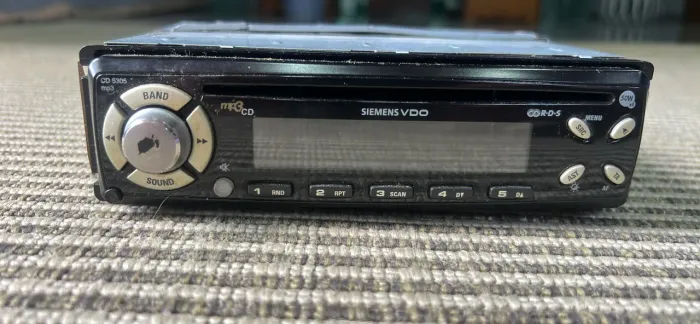 rádio automotivo e toca-CDs da marca Siemens VDO
