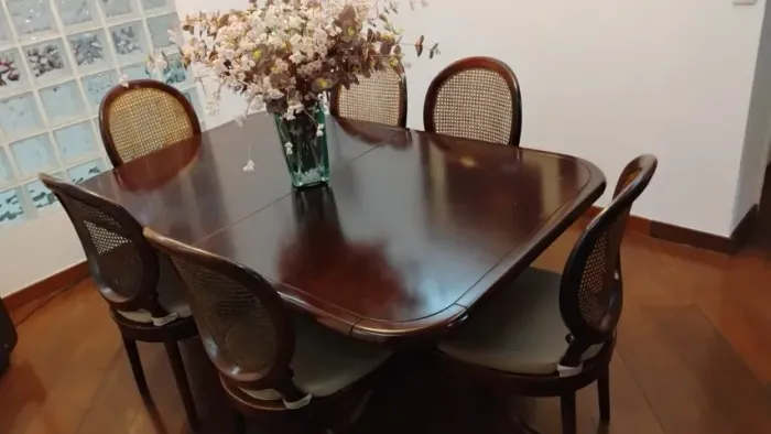 Mesa de Jantar em Imbuia + 6 cadeiras (até 8 lugares) - ÓTIMO ESTADO