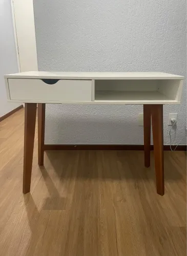Mesa escritório Tok & Stok - com gaveta e nicho