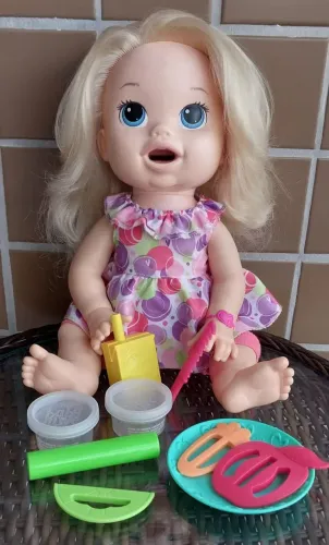 Baby Alive Comilona Loira Ela Come e Fala para Brincar ou Colecionar