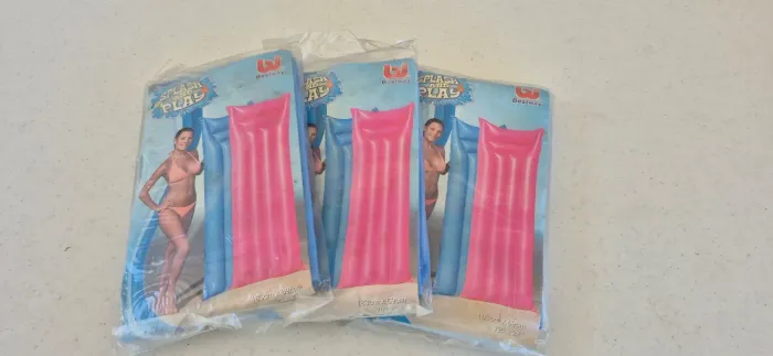 Colchões infláveis para pscina R$ 25 cada 