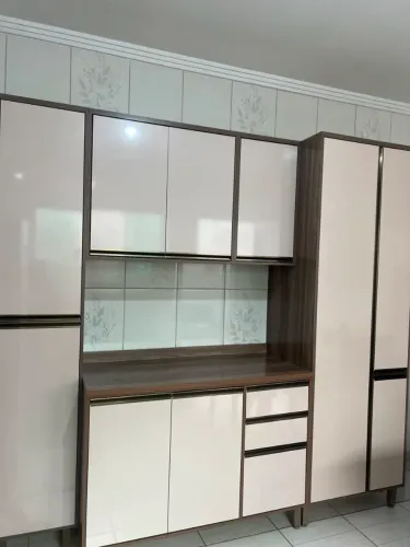 Vende-se armário semi-novo