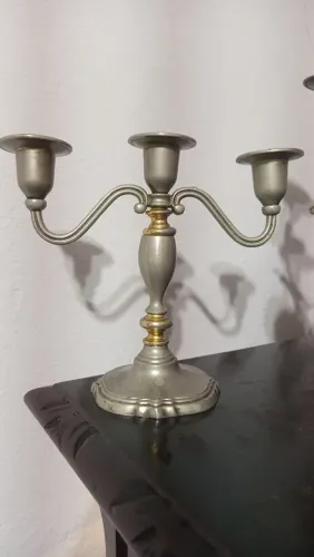 Castiçal triplo de metal, com detalhes em dourado