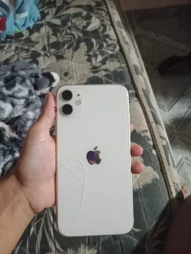 Vender iPhone 11 ele é 128 gb ele tá pegando tudo e bateria e 75%