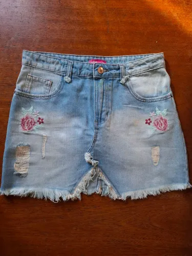 Saia Jeans Destroyed com Bordado Floral e Barra Desfiada