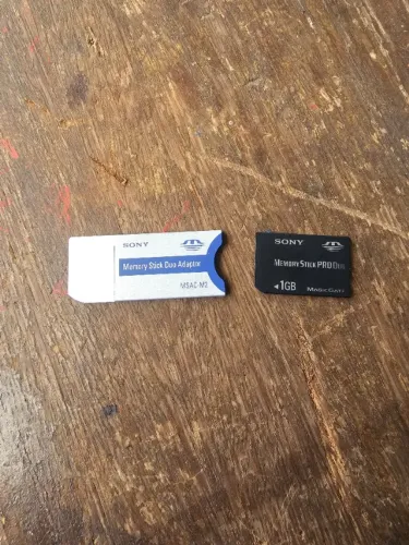 Sony Memory Stick PRO Duo 1GB + Adaptador Original Sony MSAC-M2