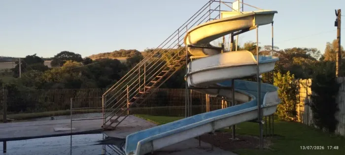 Tobogã Caracol de Fibra para Piscina com Estrutura Completa