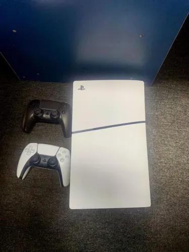 PLAYSTATION 5 SLIM DIGITAL + 2 CONTROLES + 2 JOGOS - ESTADO DE NOVO!