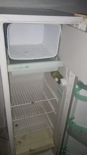 Geladeira em ótimo estado e gela.bastante