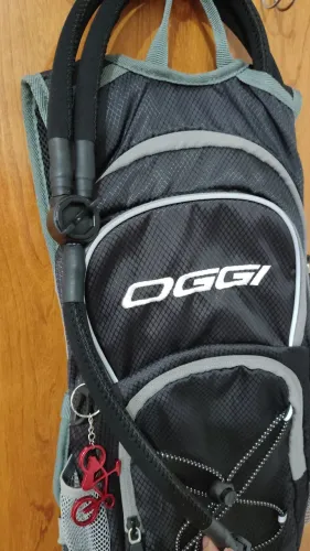 Mochila de hidratação Oggi ciclismo preta com bolsa Invictus de 3 litros