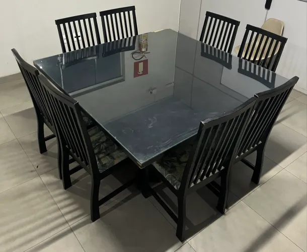 Mesa e cadeiras 8 lugares com aparador