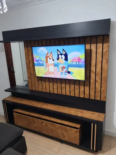 Rack de madeira com Painel para TV (com espelho)