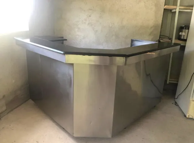 Balcão inox com pedra de mármore 