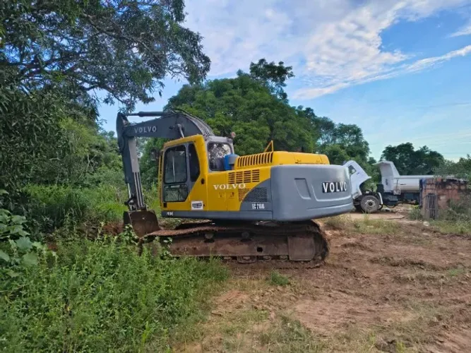 ESCAVADEIRA VOLVO EC 210B ANO 2011. 6000 horas. OPORTUNIDAD UNICA!!