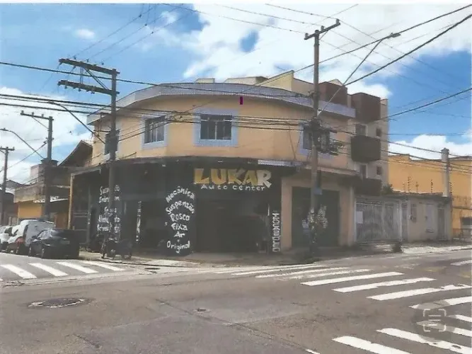 O prédio/edifício inteiro no bairro Paraíso possui 200 metros quadrados e 2 banheiros