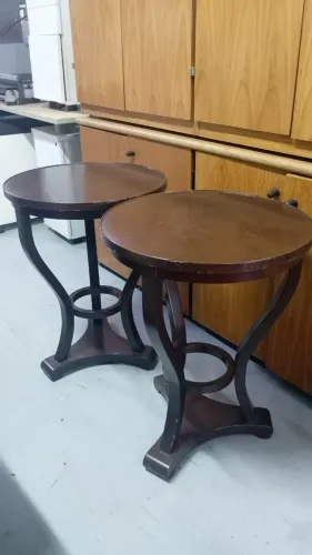 Mesa lateral  de madeira com base de tripé curvada estilo Retrô - para escritório
