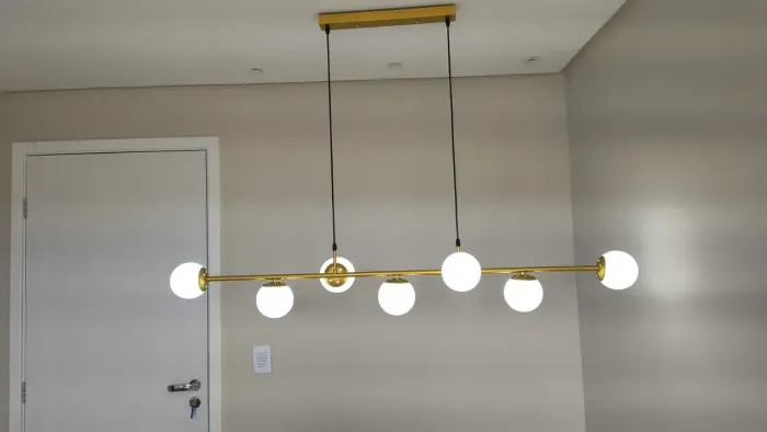 Lustre Pendente Moderno Dourado 7 Luzes Globo Leitoso 127/220v Branco/dourado
