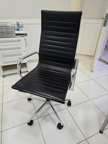 Cadeira Diretor Giratória Preta Cromada - Funcionando