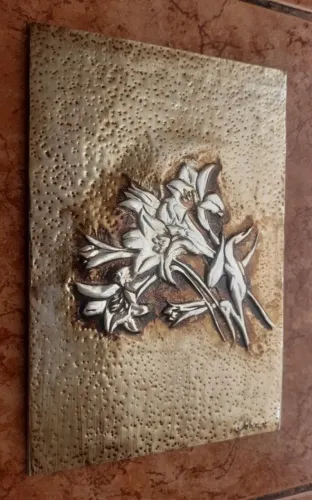 Quadro antigo em metal martelado representando buquê de flores 30cm x 20cm