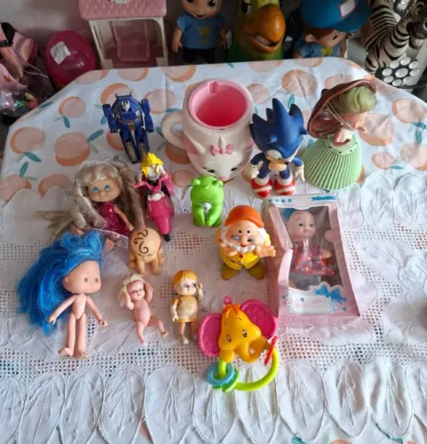 Lote de brinquedos (maluketes, carinhoso, e diversos)