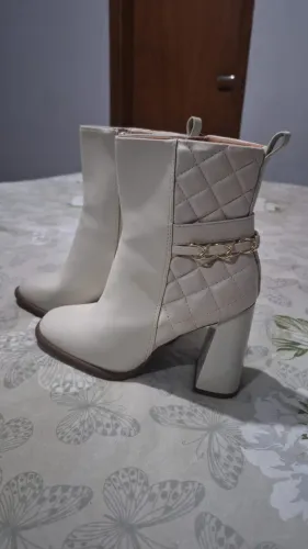Bota branca Vizzano tamanho 35