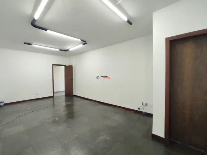 Sala em prédio com portaria e elevador .