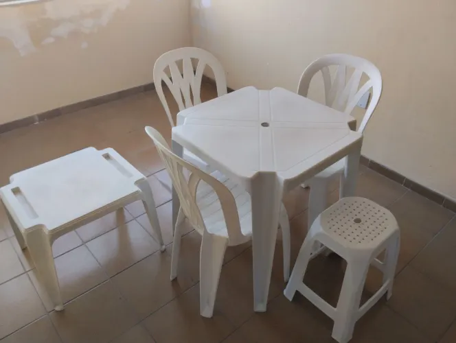 Mesas + cadeiras plásticas+ banqueta 