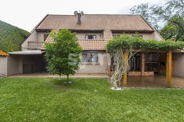 Casa com 4 quartos e edícula