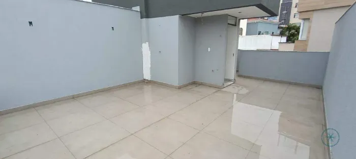 Casa Geminada à Venda em Planalto, Belo Horizonte - MG