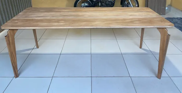 Mesa de madeira timborana para 6 cadeiras.