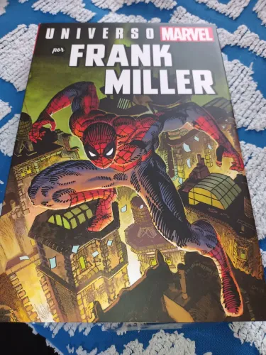 Gibi capa dura Universo Marvel por Frank Miller. Excelente estado. Com 468 páginas. Produt