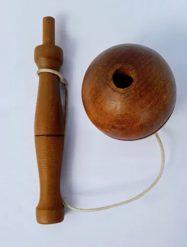 Brinquedo biboquê em madeia