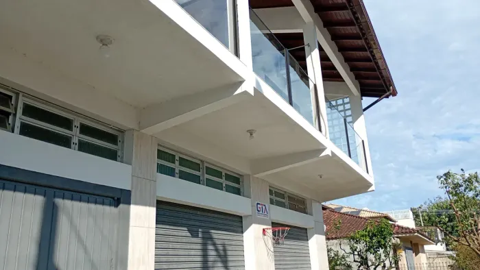 Sobrado com suite c/closet, sacadas, ar cond/armários/jardim e area comercial