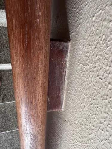 Corrimão de mogno